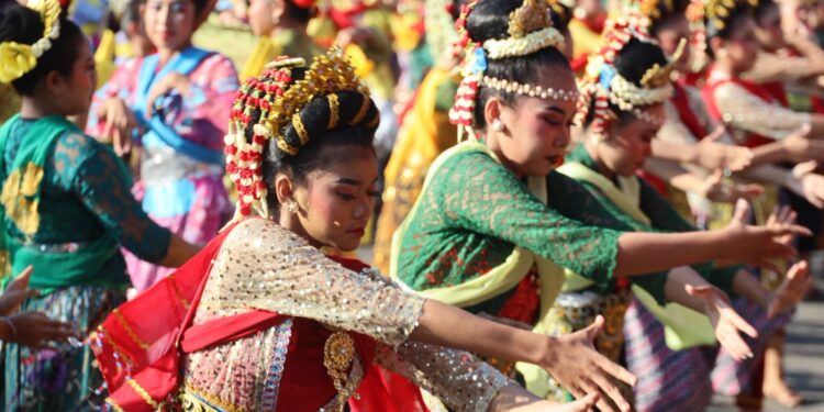Cfd Bekasi Dipadati Penari, Tari Kolosal Ronggeng Nyentrik Guncang Jalan Ahmad Yani
