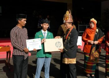 Siswa MAN IC Pekalongan Raih 24 LoA Luar Negeri, Menag Beri Apresiasi Laptop di Hardiknas