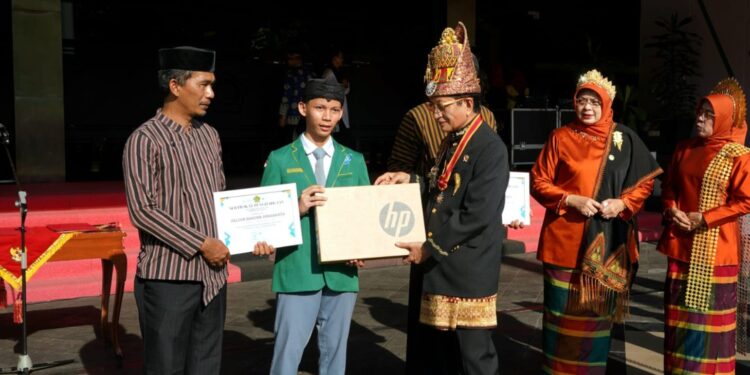 Siswa MAN IC Pekalongan Raih 24 LoA Luar Negeri, Menag Beri Apresiasi Laptop di Hardiknas