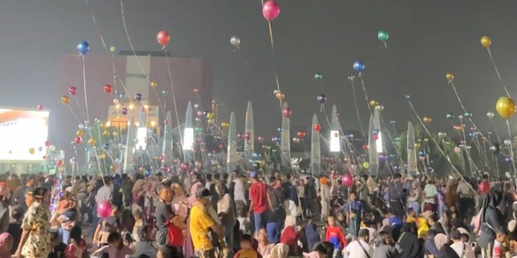 Balon Terbang Jadi Magnet Hiburan Akhir Pekan Warga di Plaza Patriot Chandrabhaga