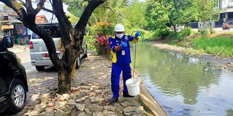 Dinas Lingkungan Hidup Kota Bekasi Tindaklanjuti Dugaan Pencemaran di Kali Rawalumbu