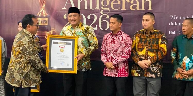 SMSI Pusat Anugerahkan Penghargaan Sahabat Pers Indonesia kepada Bahrul Ulum