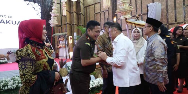Plh. Wali Kota Bekasi Harris Bobihoe Hadiri Pisah Sambut Kajati Jabar Pakuan Bandung
