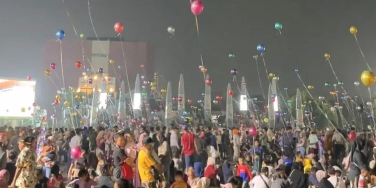 Balon Terbang Jadi Magnet Hiburan Akhir Pekan Warga di Plaza Patriot Chandrabhaga