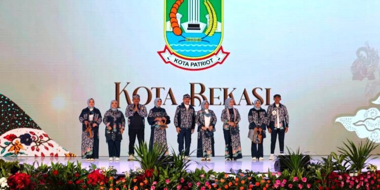 Di Ajang Sunda Karya Fest 2026 Kota Bekasi Raih Predikat Fashion Terkini Anugerah Fashion Show PKJB 2026 Se-Jawa Barat