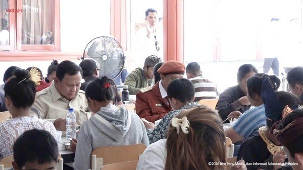 Momen Prabowo Santap MBG Bareng Ortu dan Siswa Sekolah Rakyat di Bali
