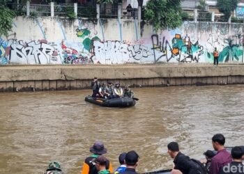 AHY Tinjau Kali Ciliwung Pakai Perahu Karet: Kiri-Kanan Sampah