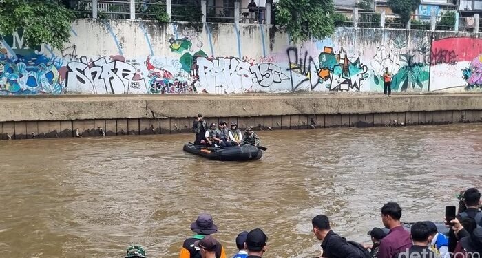 AHY Tinjau Kali Ciliwung Pakai Perahu Karet: Kiri-Kanan Sampah