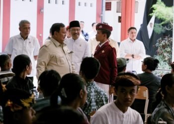 Presiden Prabowo Makan Siang Bersama Siswa SRMP 17 Tabanan
