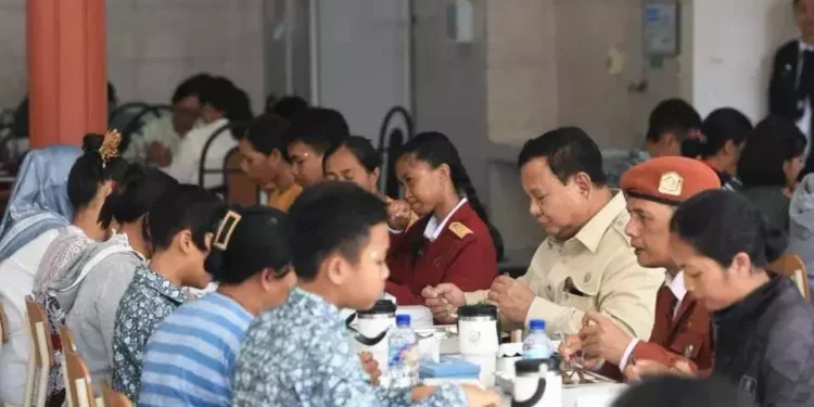 Prabowo Santap MBG Bareng Siswa Sekolah Rakyat, Ini Pesannya