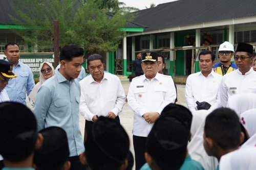 SF Hariyanto Dampingi Gibran Tinjau Program MBG di Rohil