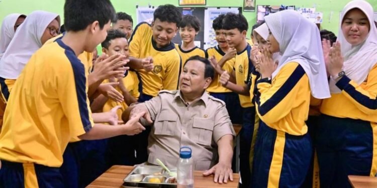 Prabowo Alihkan Hemat Anggaran Rp300 Triliun demi Program MBG dan Pembangunan Jembatan
