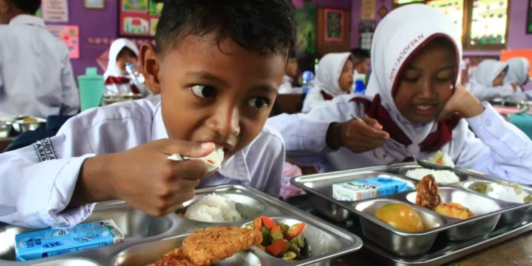 Komitmen Pemerintah Perkuat Evaluasi Berkala demi Optimalisasi MBG di Papua