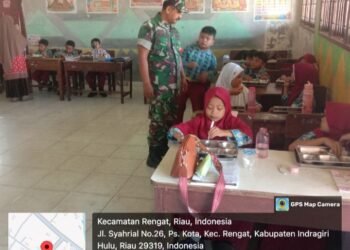 Babinsa Koramil 01/Rengat Kawal Pelaksanaan Program MBG di Sekolah
