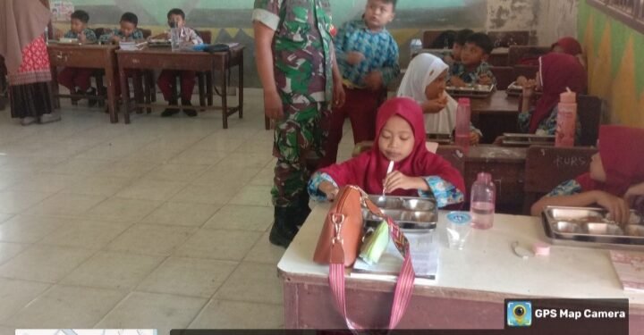 Babinsa Koramil 01/Rengat Kawal Pelaksanaan Program MBG di Sekolah