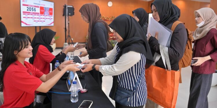 Antusias Warga Jelang HUT ke-81 Kemerdekaan RI: Berburu Undangan hingga Tunggu Atraksi Pesawat