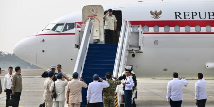 Bertolak ke Sumatra, Presiden Prabowo Kembali Turun Langsung Tangani Karhutla, Seskab Teddy: Pastikan Api Padam dan Tak Berulang