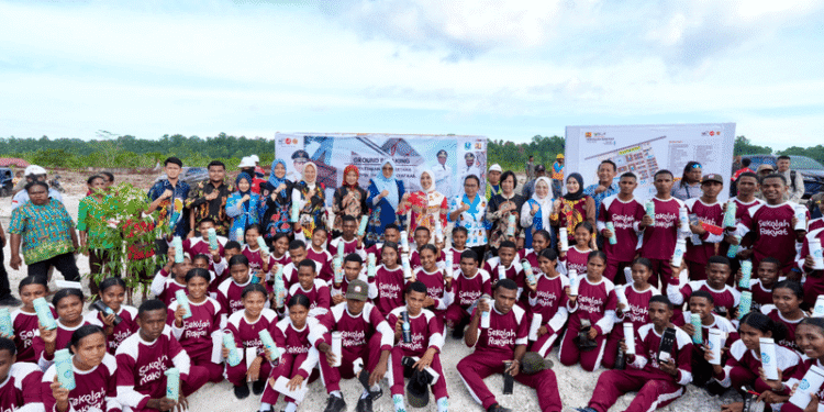 Perkuat Program Sekolah Rakyat, Ketua Umum TP PKK Salurkan Bantuan bagi Siswa dan Guru di Biak Numfor