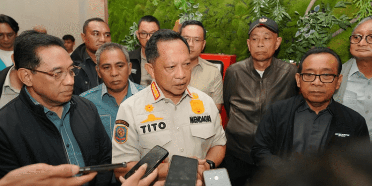 Mendagri Tito Cek Langsung Penanganan Warga Terdampak Gempa NTT