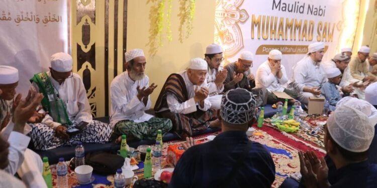 Maulid Nabi di Ponpes Miftahul Huda Annidzom, Ribuan Jamaah dan Puluhan Habaib Serukan Keteladanan Rasulullah
