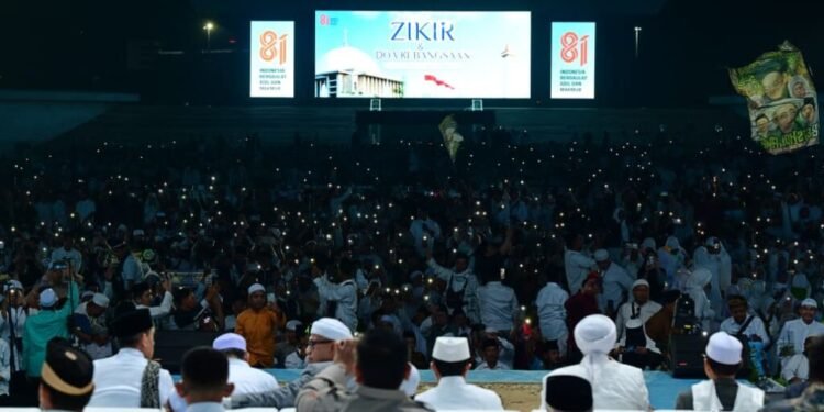 Monas Dipenuhi 100.000 Jemaah untuk Zikir dan Doa Bersama sebagai Ungkapan Syukur Kemerdekaan