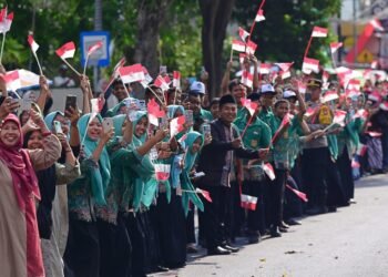 Sambutan Hangat Warga Jombang Iringi Perjalanan Presiden Prabowo Menuju Muktamar NU
