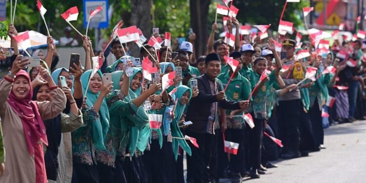 Sambutan Hangat Warga Jombang Iringi Perjalanan Presiden Prabowo Menuju Muktamar NU