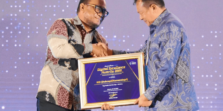 Permudah Akses Administrasi Kependudukan, IKD Dukcapil Borong Penghargaan Nasional