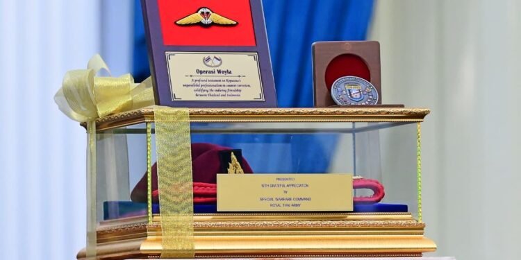Prabowo Terima Medali Kehormatan dan Baret Merah Pasukan Khusus Thailand