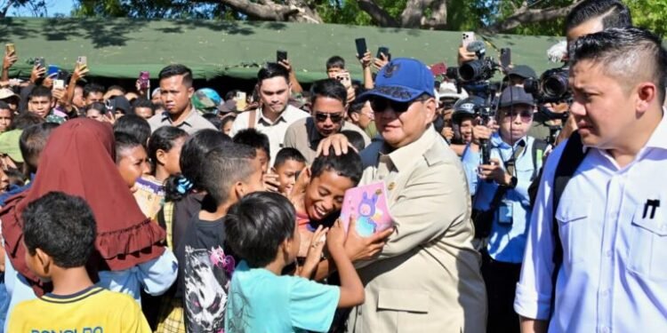 Presiden Prabowo di Tengah Pengungsi Nagekeo: Menyapa, Mendengar, dan Menguatkan