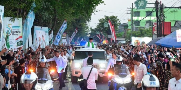 Sambutan Hangat Warga Jombang Iringi Perjalanan Presiden Prabowo Menuju Muktamar NU