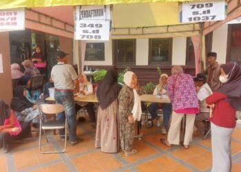 Bagi Bansos Beras 30 Kg, Kelurahan Gembor Siapkan Tempat Teduh untuk Lansia dan Ibu Menyusui