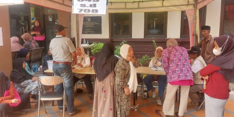 Bagi Bansos Beras 30 Kg, Kelurahan Gembor Siapkan Tempat Teduh untuk Lansia dan Ibu Menyusui
