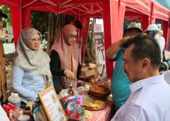 Wawali Harris Bobihoe Borong Produk UMKM Hasil Tangan Terampil Emak- Emak