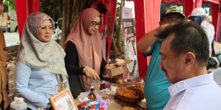 Wawali Harris Bobihoe Borong Produk UMKM Hasil Tangan Terampil Emak- Emak