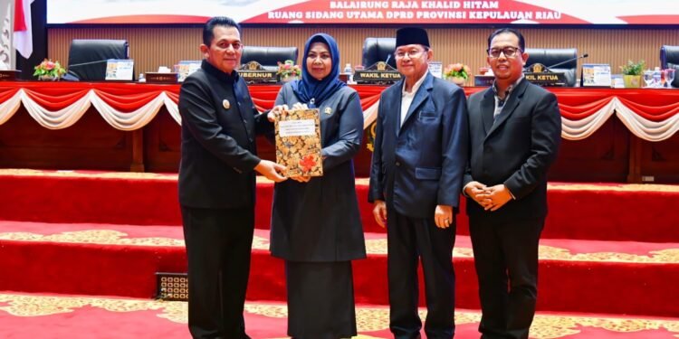 Gubernur Ansar Serahkan Rancangan Perubahan KUA PPAS 2026 kepada DPRD Kepri, Pendapatan Daerah Diproyeksi Meningkat