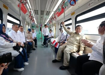 Satu Perjalanan Bersama Presiden Prabowo, Beragam Cerita Warga di LRT Jakarta