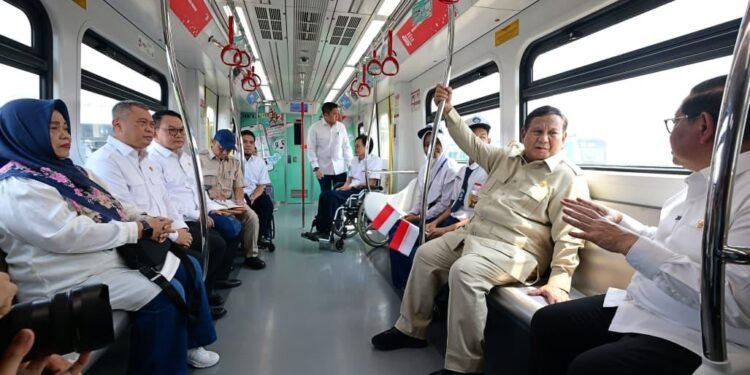 Satu Perjalanan Bersama Presiden Prabowo, Beragam Cerita Warga di LRT Jakarta