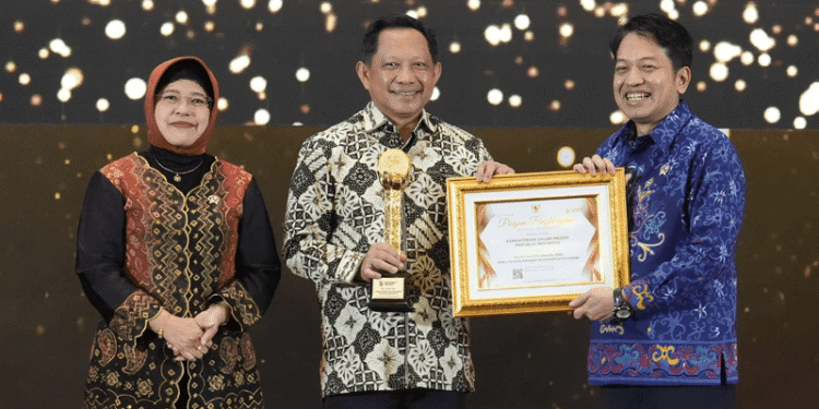 Optimalkan Statistik sebagai Kompas Pembangunan Daerah, Kemendagri Raih Penghargaan dari BPS