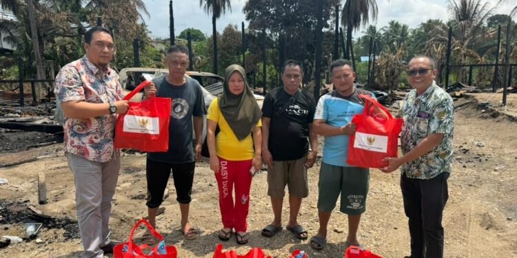 KRI Tawau Salurkan Bantuan bagi WNI Korban Kebakaran di Sabah