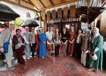 Sambangi Desa Tenganan Pegringsingan, Seruni dan Dekranas Dukung Pelestarian Tenun Gringsing